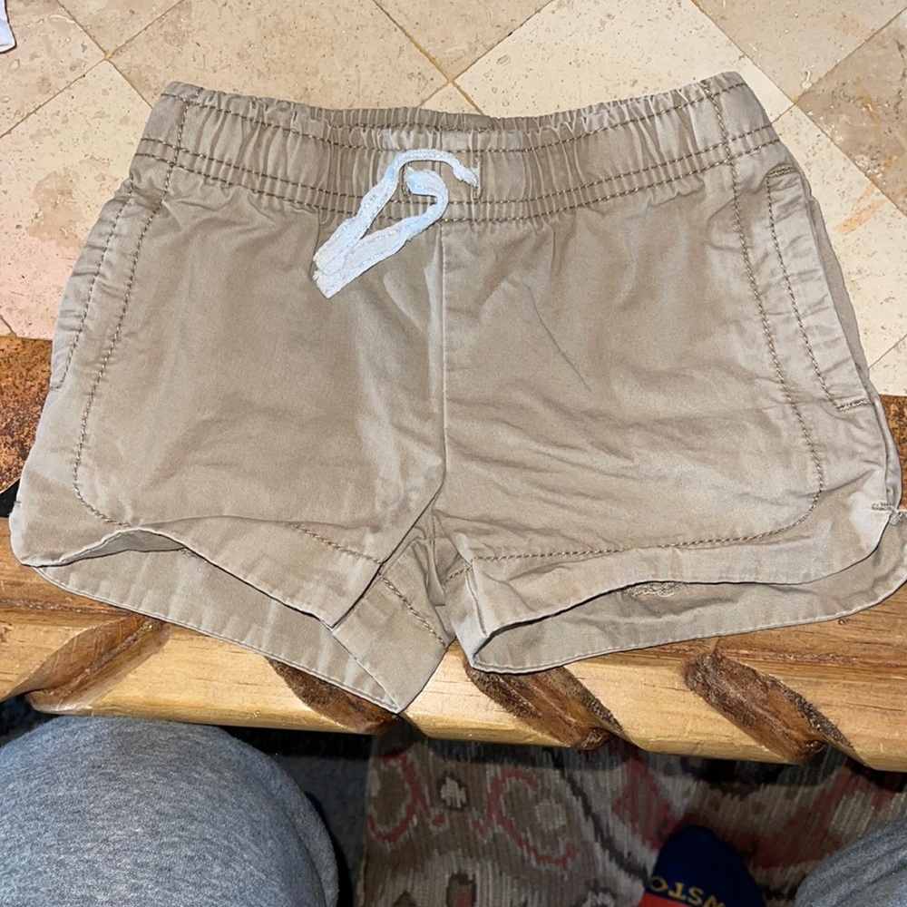 Girls size 3T Carters khaki shorts!
